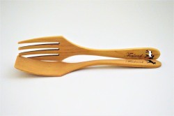 Salat tongs with laser cut image